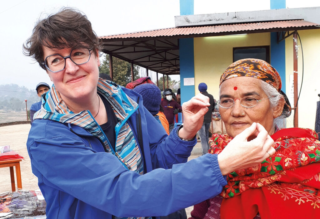 Karin Paulus von Schwind Sehen & Hören mit vielen Brillen in Nepal um Hilfe zu leisten